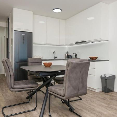 Stunning Apartment In Tucepi With Kitchen Eksteriør bilde