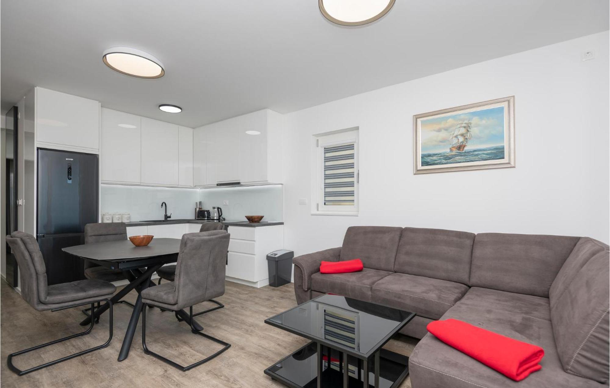 Stunning Apartment In Tucepi With Kitchen Eksteriør bilde