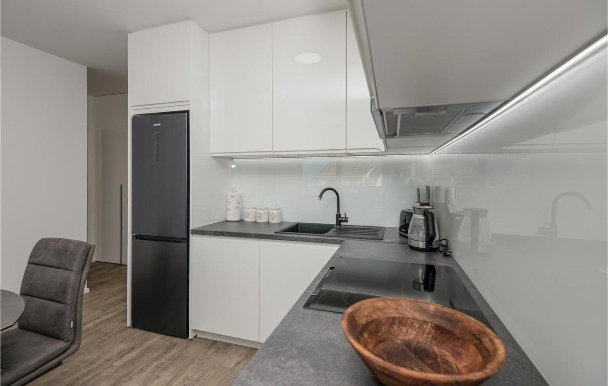 Stunning Apartment In Tucepi With Kitchen Eksteriør bilde